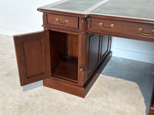 Vintage bureau, partnerdesk, klassiek Engels bureau, mahoniehout, groen leer, 696