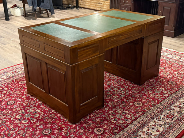 Vintage bureau, klassiek Engels bureau, mahoniehout, groen leer, 676