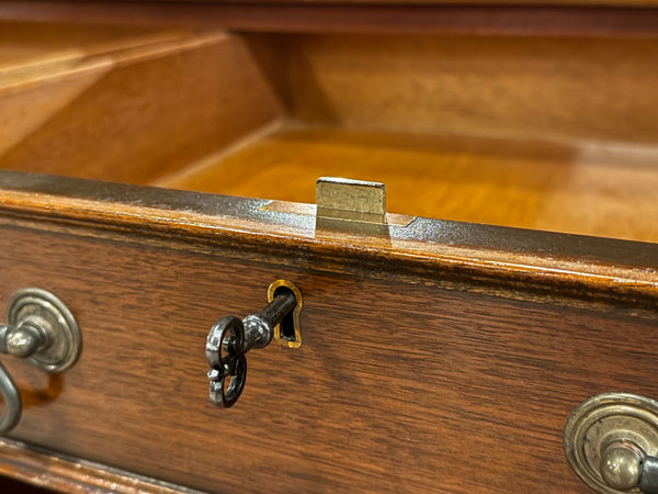 Vintage bureau, klassiek Engels bureau, mahoniehout, groen leer, 633