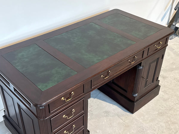 Vintage bureau, klassiek Engels bureau, mahoniehout, groen leer, 694