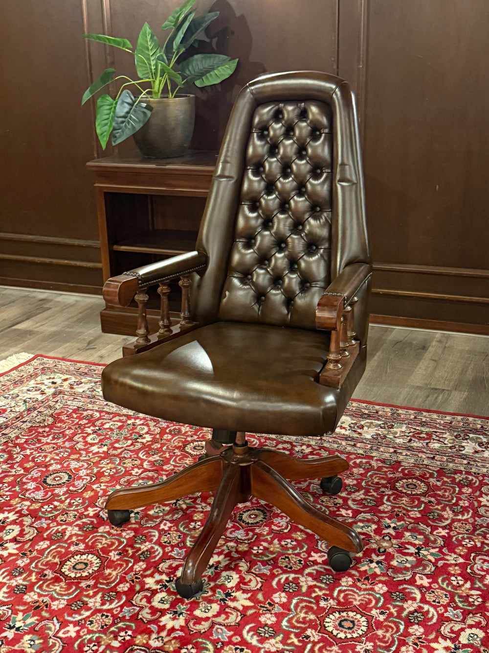 Vintage stoel, Chesterfield, mahoniehout, bruin leer, 111