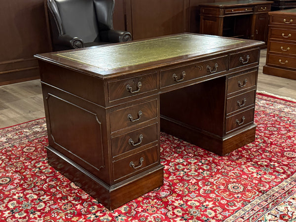 Vintage-Schreibtisch, klassischer englischer Schreibtisch, Nussbaumholz, grünes Leder, 641