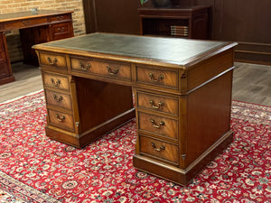 Vintage bureau, klassiek Engels bureau, notenhout, groen leer, 665