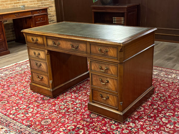 Vintage bureau, klassiek Engels bureau, notenhout, groen leer, 665