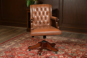 Chaise vintage 232 - Cuir brun clair, bois de chêne, hauteur réglable