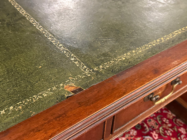 Vintage bureau, klassiek Engels bureau, notenhout, groen leer, 619