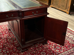 Vintage bureau, klassiek Engels bureau, partnerdesk , mahoniehout , groen leer, 566