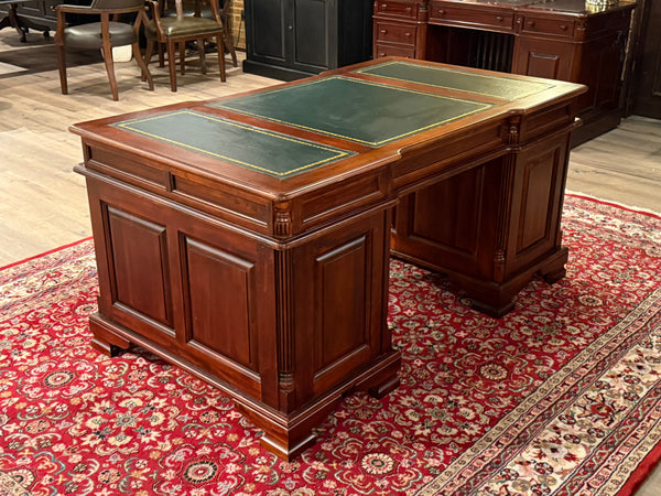 Vintage bureau, klassiek Engels bureau, Mahoniehout, groen leer, 611