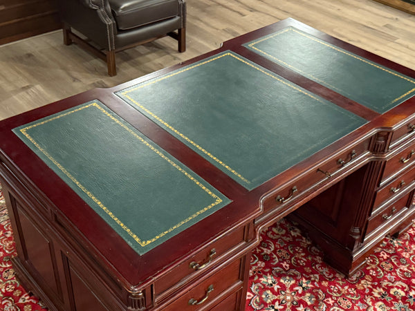 Vintage bureau, klassiek Engels bureau, mahoniehout, groen leer, 656