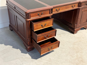 Vintage bureau, partnerdesk, klassiek Engels bureau, mahoniehout, zwart leer, 689