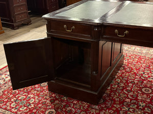 Vintage bureau, klassiek Engels bureau, mahoniehout, groen leer, 573