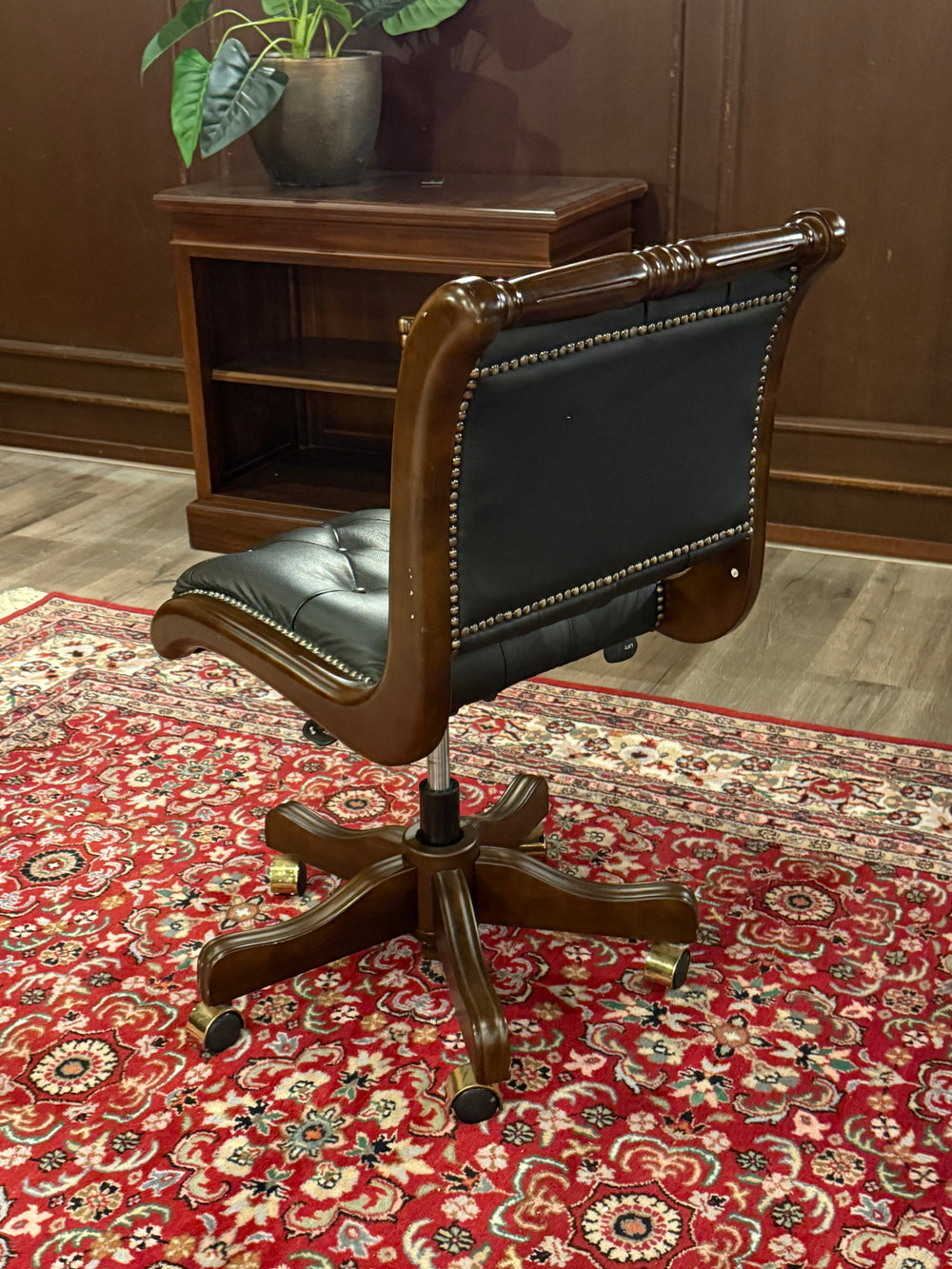 Vintage stoel, Chesterfield, mahoniehout, zwart leer, 113