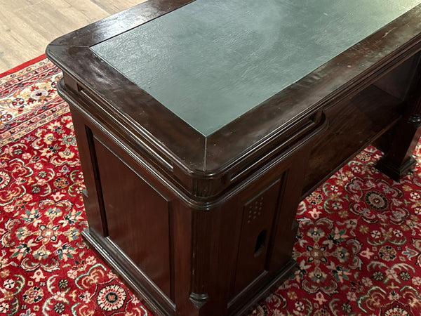 Vintage bureau, klassiek Engels bureau, mahoniehout, groen leer, 630