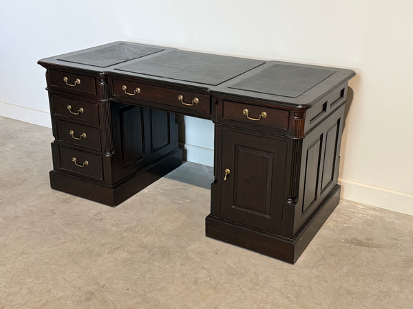 Vintage bureau, klassiek Engels bureau, mahoniehout, groen leer, 701