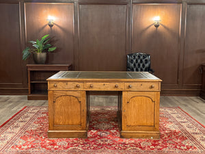 Bureau ancien 477 - Bureau anglais classique, cuir vert avec garnitures dorées, poignées en bois, bois de chêne clair