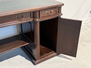 Vintage bureau, klassiek Engels bureau, mahoniehout, groen leer, 691