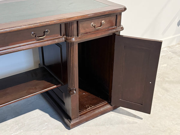 Vintage bureau, klassiek Engels bureau, mahoniehout, groen leer, 691