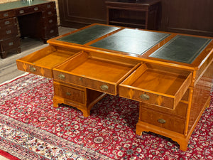 Vintage bureau, klassiek Engels bureau, kersenhout, groen leer, 613