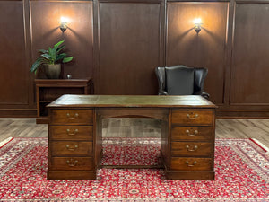 Vintage bureau, antiek Engels bureau, eikenhout, groen leer, 606