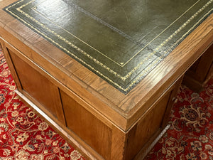 Bureau ancien 477 - Bureau anglais classique, cuir vert avec garnitures dorées, poignées en bois, bois de chêne clair