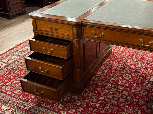 Vintage bureau, klassiek Engels bureau, partnerdesk, mahoniehout, groen leer, 572