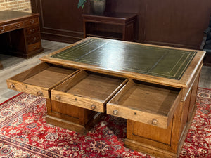 Bureau ancien 477 - Bureau anglais classique, cuir vert avec garnitures dorées, poignées en bois, bois de chêne clair
