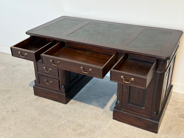Vintage bureau, klassiek Engels bureau, mahoniehout, groen leer, 694