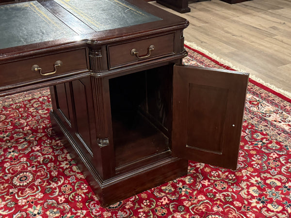 Vintage bureau, klassiek Engels bureau, mahoniehout, groen leer, 664
