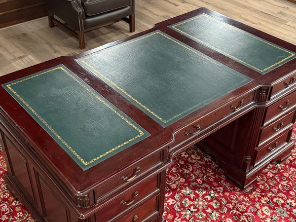 Vintage bureau, klassiek Engels bureau, mahoniehout, groen leer, 659