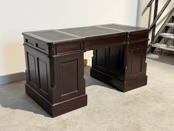 Vintage bureau, klassiek Engels bureau , mahoniehout, zwart leer, 708