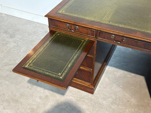 Vintage bureau, klassiek Engels bureau, notenhout, groen leer, 700