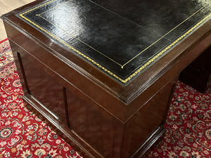 Vintage bureau, klassiek Engels bureau, eikenhout, zwart leer, 612