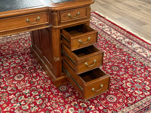 Vintage bureau, klassiek Engels bureau, mahoniehout, groen leer, 672