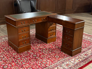 Vintage bureau, hoekbureau, klassiek Engels bureau, mahoniehout, groen leer, 624