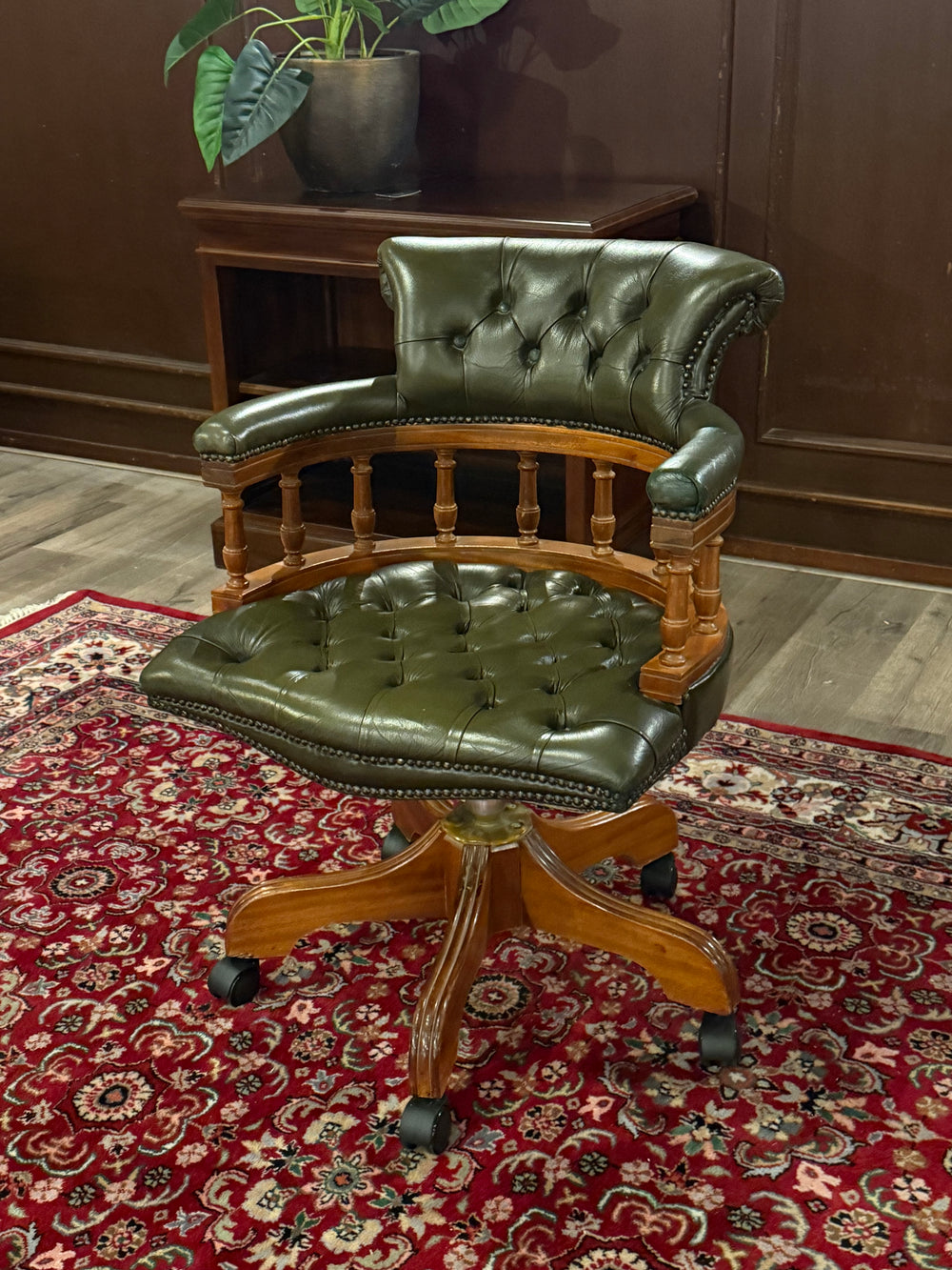 Vintage stoel, Chesterfield, eikenhout, groen leer, 126