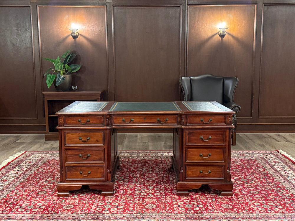 Vintage bureau, klassiek Engels bureau, mahoniehout, groen leer, 626