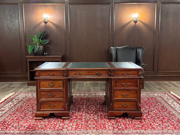 Vintage bureau, klassiek Engels bureau, mahoniehout, groen leer, 626