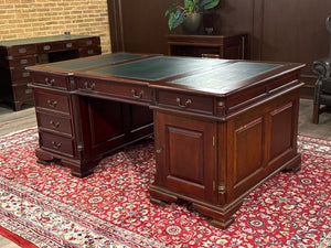 Vintage bureau, partnerdesk, klassiek Engels bureau, mahoniehout, groen leer, 634