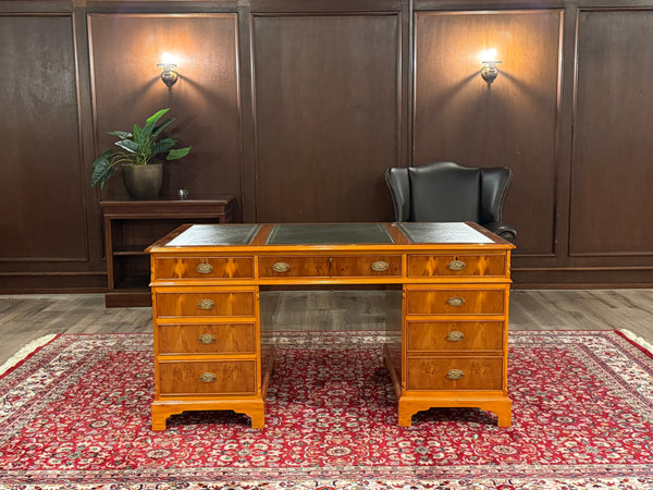 Vintage bureau, klassiek Engels bureau, kersenhout, groen leer, 613