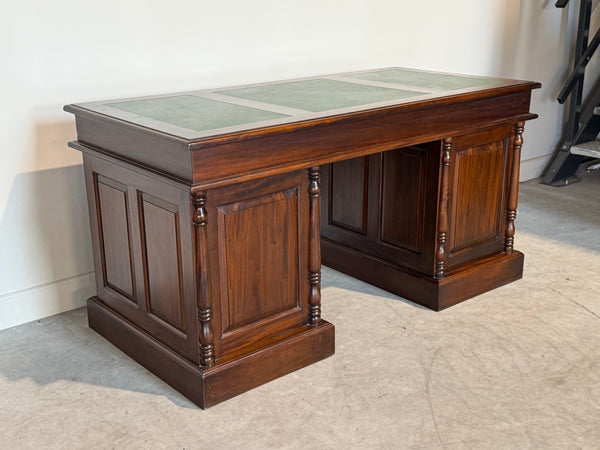 Vintage bureau, klassiek Engels bureau, mahoniehout, groen leer, 716