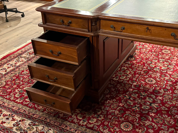 Vintage bureau, partnerdesk, klassiek Engels bureau, mahoniehout, groen leer, 671