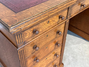 Antiek bureau, klassiek Engels bureau, eikenhout, rood leer, 695