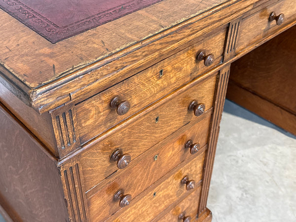 Antiek bureau, klassiek Engels bureau, eikenhout, rood leer, 695