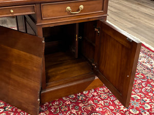 Vintage bureau, klassiek Engels bureau, mahoniehout, groen leer, 635