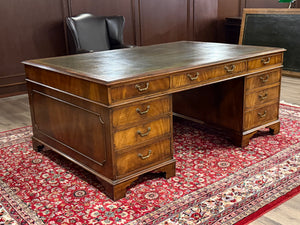 Vintage bureau, partnerdesk, klassiek Engels bureau, notenhout, groen leer, 657