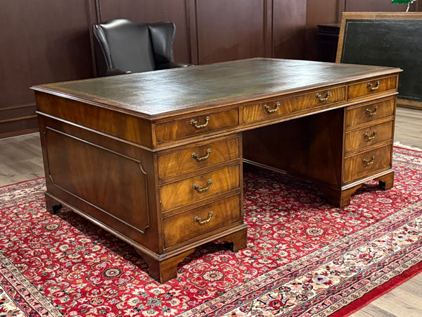 Vintage bureau, partnerdesk, klassiek Engels bureau, notenhout, groen leer, 657