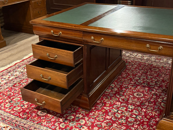 Vintage bureau, partnerdesk, klassiek Engels bureau,  mahoniehout, groen leer, 673