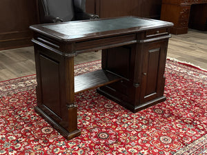 Vintage bureau, klassiek Engels bureau, mahoniehout, groen leer, 630