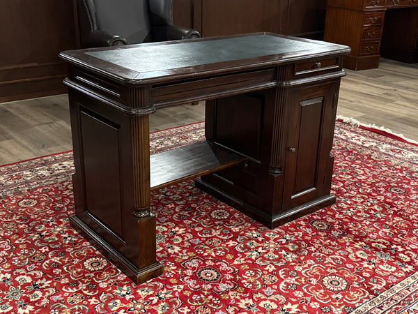 Vintage bureau, klassiek Engels bureau, mahoniehout, groen leer, 630