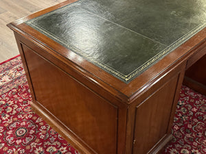 Bureau vintage, bureau anglais ancien, bois de cerisier, cuir vert, 666